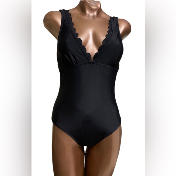 Scallop Low V Swimsuit - Picture 3 of 6